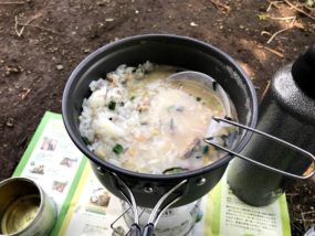 鍋の他にもおたまや取り皿も付いています。